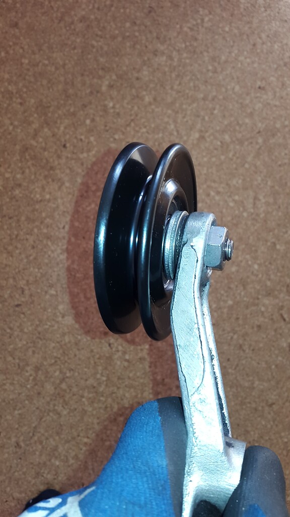 Replacement of the idler/jockey pulley at the V12 fan belt - XJ - Jag