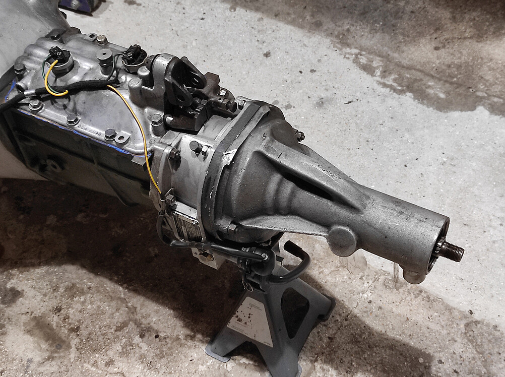 Full synchromesh gearbox overdrive rear casing replacement XKEngine