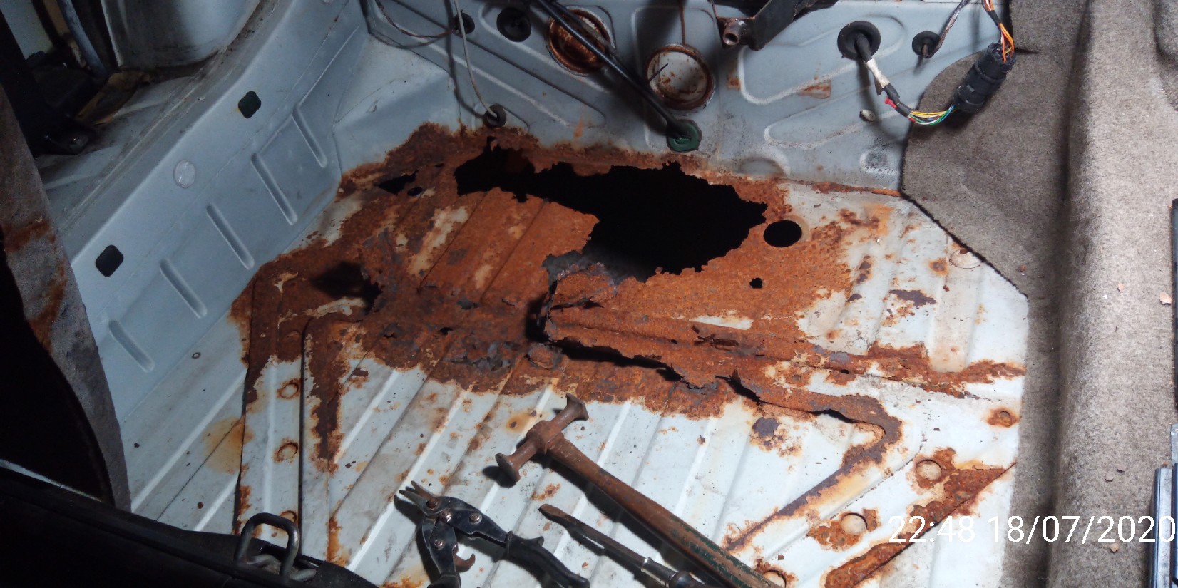 Very rusty trunk floor in MY88 - XJ40 - Jag-lovers Forums