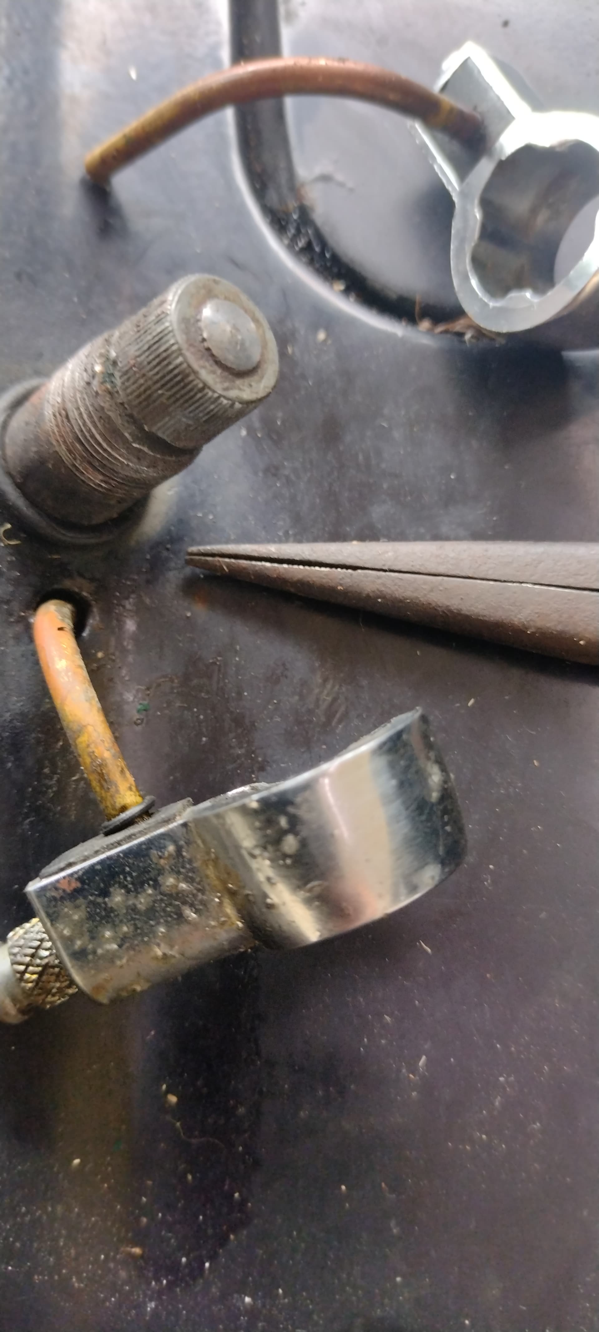 Washer fluid hose disconnected just under dash 420G Saloons Jag