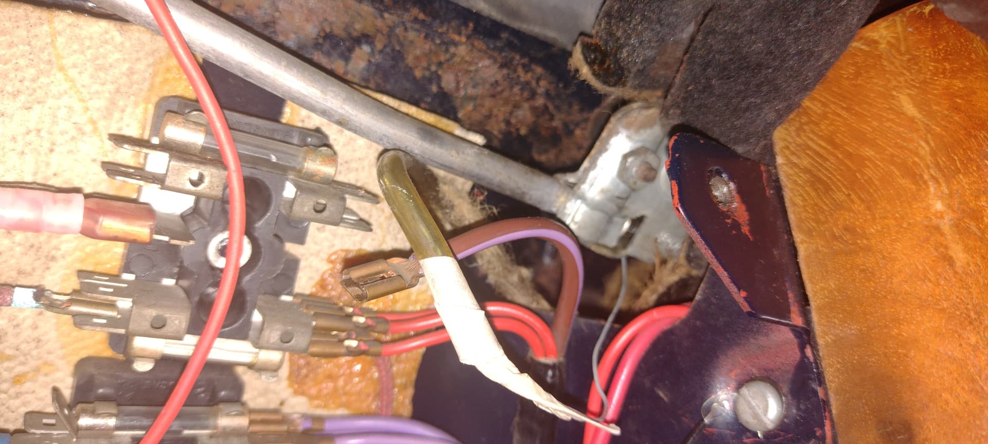 Washer fluid hose disconnected just under dash 420G Saloons Jag